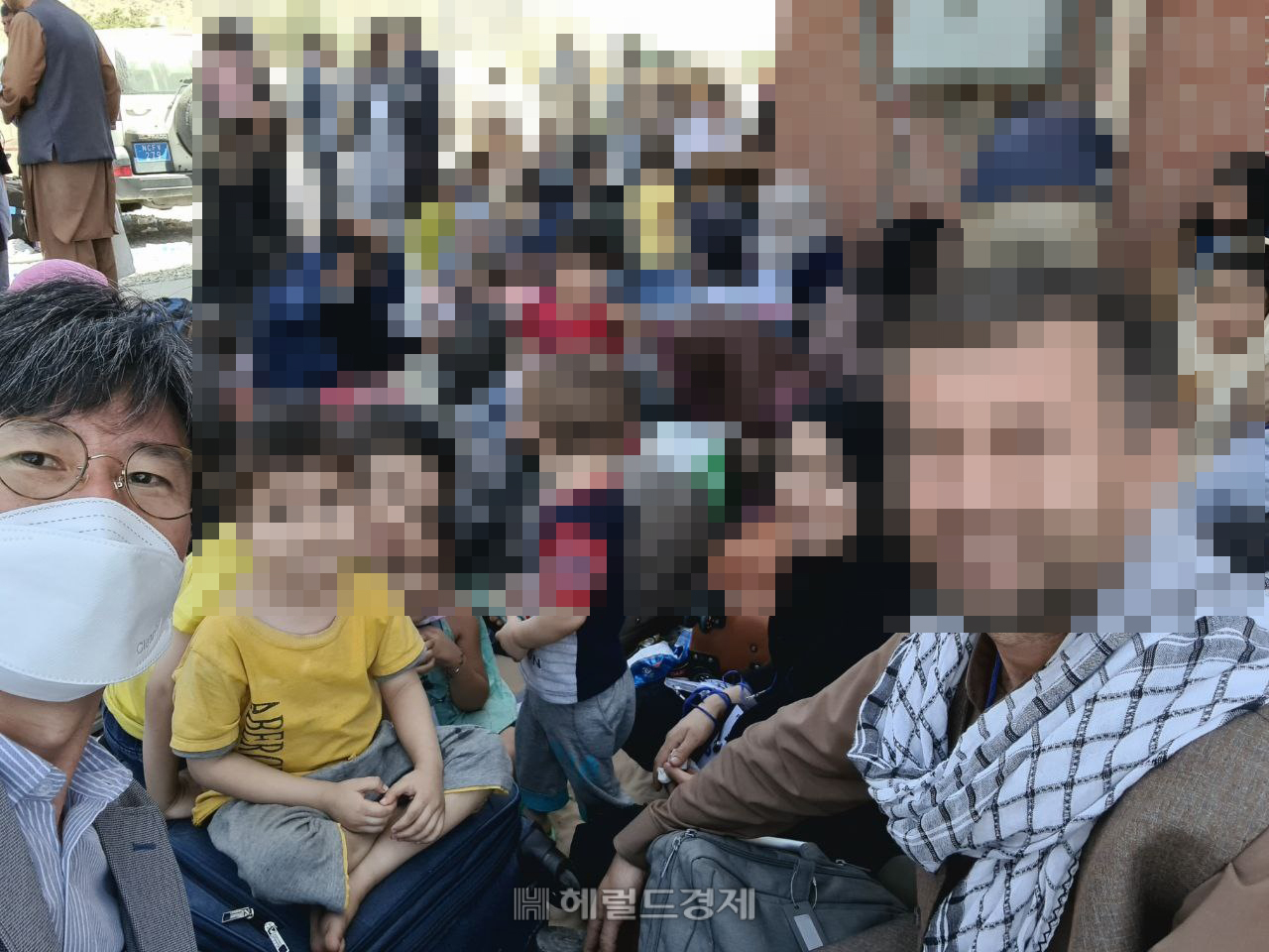 김일응 공사참사관과 한국정부와 협력해온 아프가니스탄인들과 그 가족들.