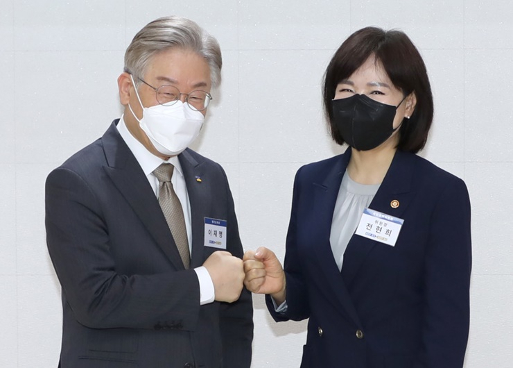 국민권익위원회는 27일 이재명 경기도지사의 ‘무료변론 청탁금지법 위반’ 논란과 관련해 공식적인 유권해석을 한 적이 없다고 밝혔다. 지난 4월 이 지사(왼쪽)와 전현희 권익위원장이 청렴사회 구현과 국민권익 증진을 위한 업무협약식에서 주먹인사를 나누고 있다. 자료사진. [헤럴드DB]