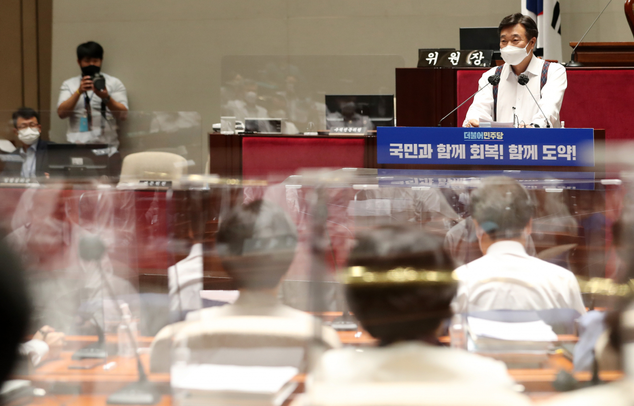 윤호중 더불어민주당 원내대표가 지난 26일 국회 예결위회의장에서 열린 2021년 정기국회 대비 더불어민주당 국회의원 워크숍에서 인사말을 하고 있다. [연합]