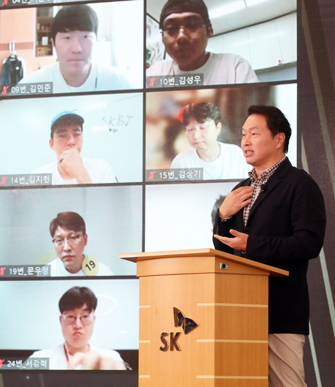 최태원 SK그룹 회장이 지난 26일 경기도 이천 SKMS연구소에서 열린 '이천포럼 2021'에서 마무리 발언을 하고 있다. [SK 제공]