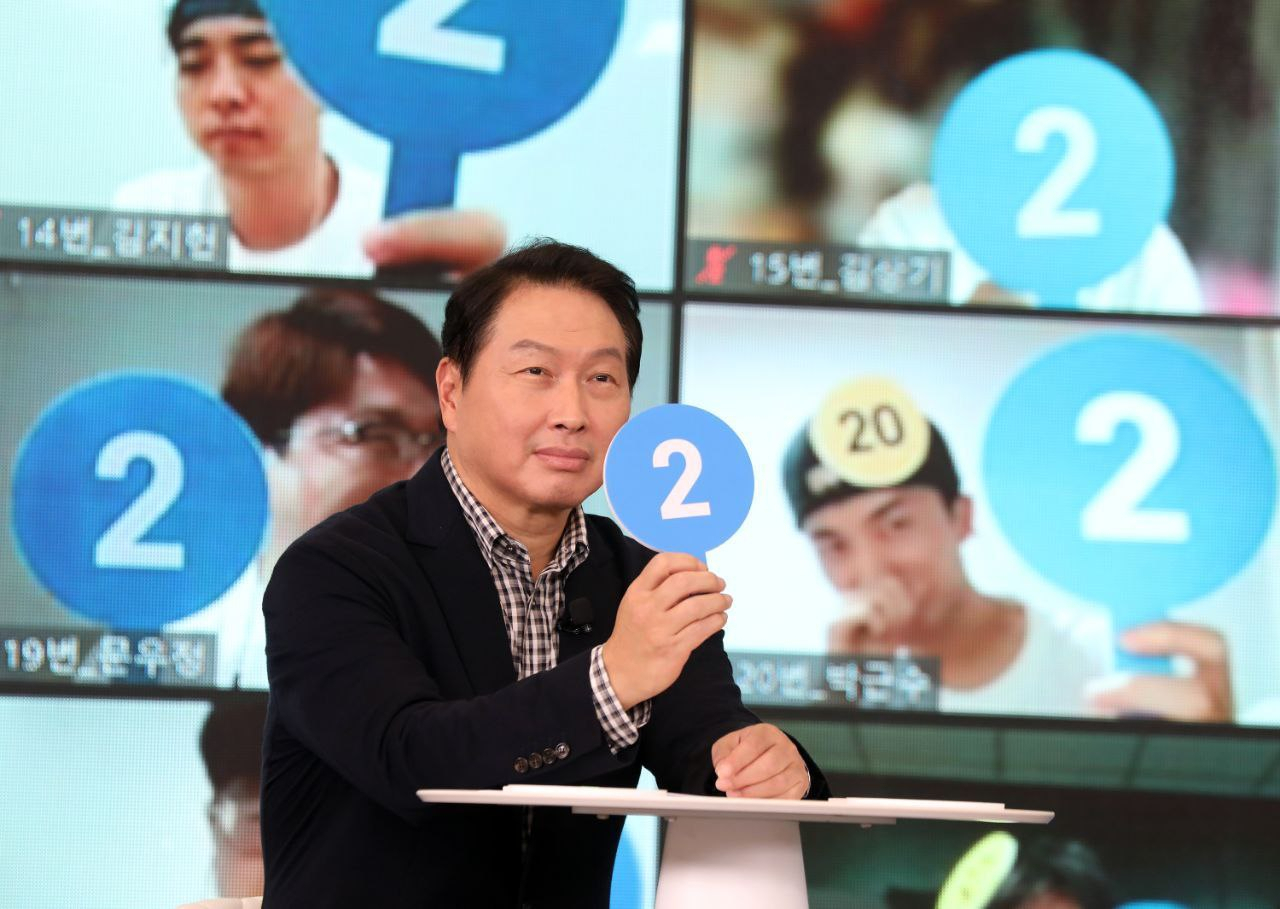 최태원 SK그룹 회장이 지난 26일 경기도 이천 SKMS연구소에서 열린 '이천포럼 2021'에서 참가자와 퀴즈를 풀고 있다.[SK 제공]