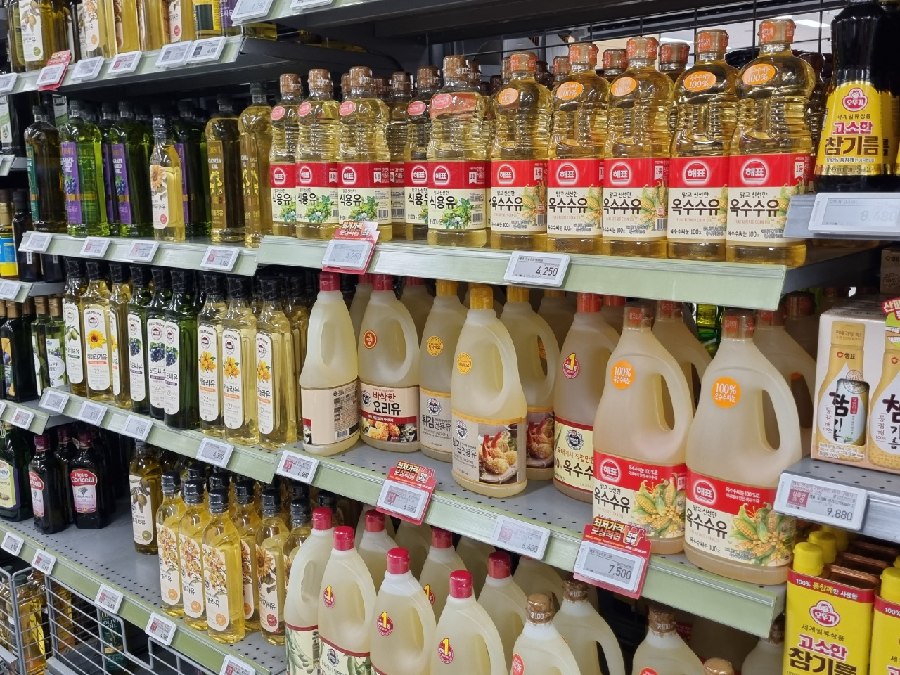 한 대형마트에 진열된 식용유. [한희라 기자]
