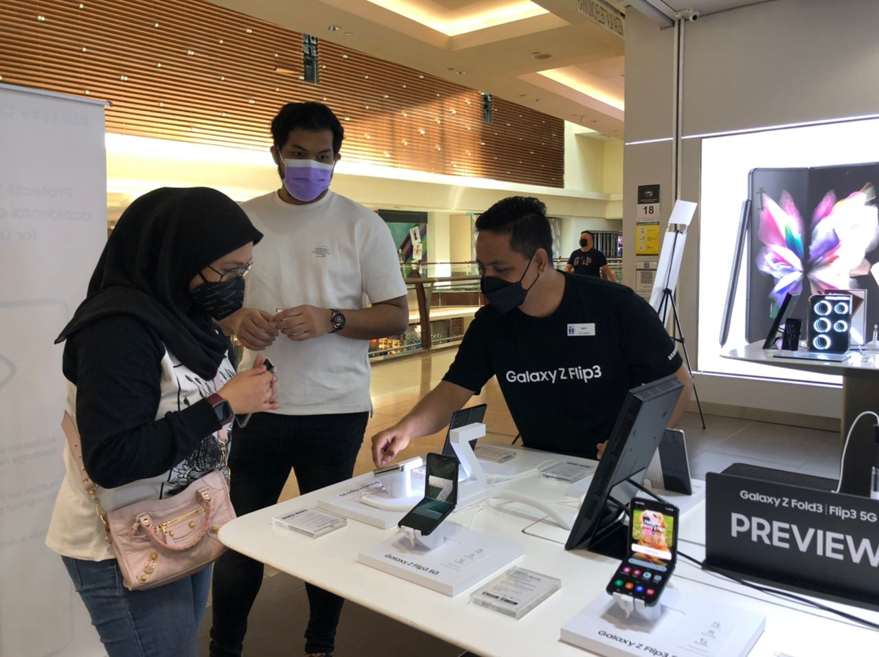 말레이시아 쿠알라룸푸르의 가든스 몰(The Gardens Mall)에 위치한 '삼성 익스피리언스 스토어'에서 '갤럭시 Z 폴드3'·'갤럭시 Z 플립3'를 체험하고 있는 모습. [삼성전자 제공]