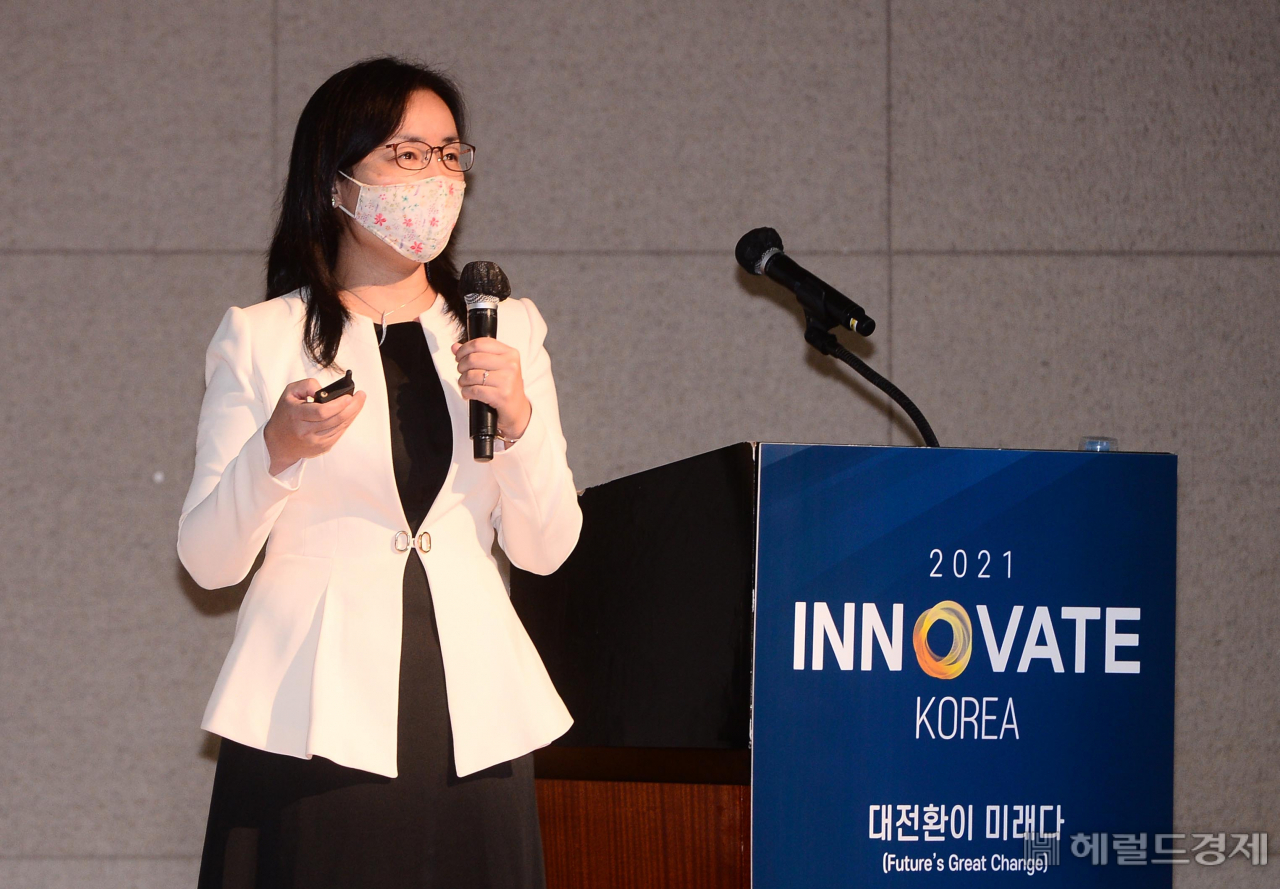 26일 세종특별자치시 고려대학교 세종캠퍼스 농심국제관 국제회의실에서 '대전환이 미래다'의 주제로 'INNOVATE KOREA 2021'이 열린 가운데 제 3세션에서 '탄소중립과 에너지기술 대전환'의 주제로 곽지혜 한국에너지기술연구원 재생에너지 연구소장이 강연을 하고 있다. [사진=이상섭 기자]