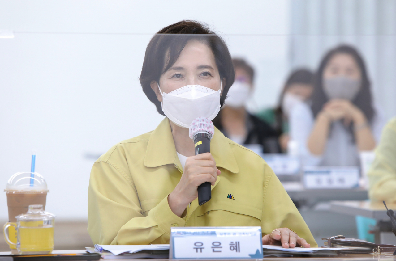 유은혜 부총리 겸 교육부 장관이 26일 공립특수학교인 서울 강서구 서진학교를 방문해 2학기 학사운영과 코로나19 방역 상황을 점검한 뒤 관계자들과 간담회를 하고 있다. [연합]