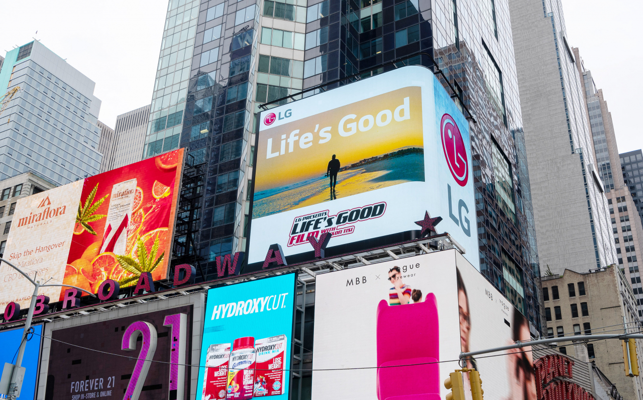 LG전자가 글로벌 캠페인의 일환으로 제작한 영화 ‘Life's Good’이 미국 뉴욕 타임스스퀘어에 있는 LG전자 전광판에 소개되고 있다. [LG전자 제공]