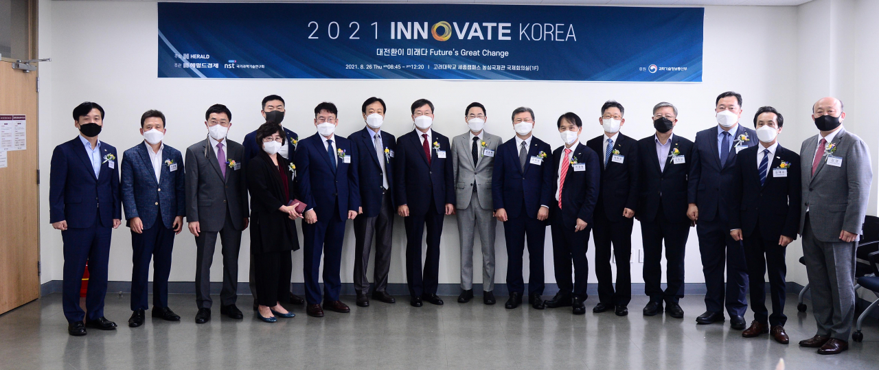 26일 고려대학교 세종캠퍼스에서 개최된 헤럴드경제 IT과학기술포럼 ‘이노베이트 코리아 2021’에서 주요 인사들이 기념 촬영을 하고 있다. 왼쪽부터 강병삼 연구개발특구진흥재단 이사장, 전성배 정보통신기획평가원(IITP) 원장, 신형식 한국기초과학지원연구원장, 이미혜 한국화학연구원장, 박상진 한국기계연구원장, 전창협 헤럴드 대표, 박영득 한국천문연구원장, 정진택 고려대학교 총장, 용홍택 과학기술정보통신부 제1차관, 김복철 국가과학기술연구회 이사장, 이광형 한국과학기술원(KAIST) 총장, 박현민 한국표준과학연구원장, 김종남 한국에너지기술연구원장, 김장성 한국생명공학연구원장, 김재수 한국과학기술정보연구원(KISTI) 원장, 김영 고려대학교 세종캠퍼스 부총장.[이상섭 기자]