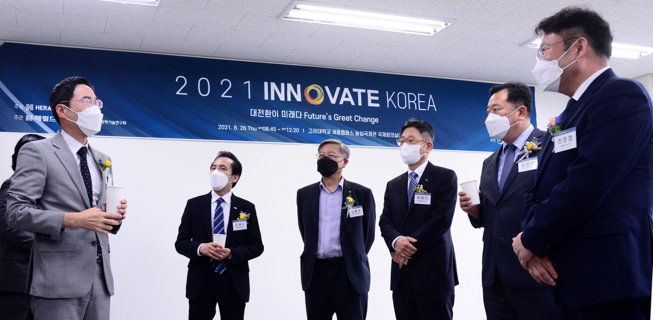 26일 고려대학교 세종캠퍼스에서 개최된 헤럴드경제 IT과학기술포럼 ‘이노베이트 코리아 2021’에서 용홍택(왼쪽 첫 번째) 과학기술정보통신부 제1차관과 전창협(오른쪽 첫 번째) 헤럴드 대표이사 등 주요 인사들이 환담을 나누고 있다.
