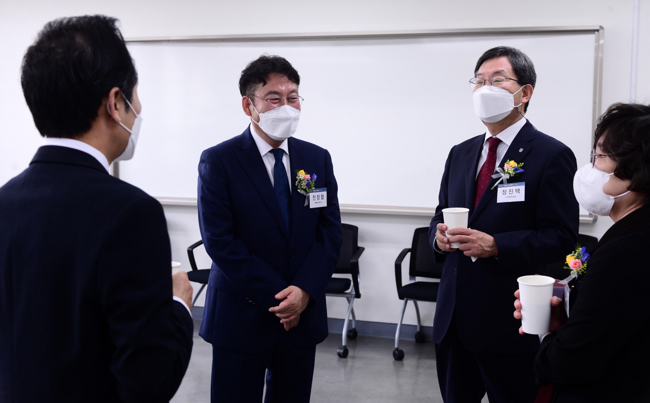 26일 고려대학교 세종캠퍼스에서 개최된 헤럴드경제 IT과학기술포럼 ‘이노베이트 코리아 2021’에서 전창협(왼쪽 두 번째) 헤럴드 대표이사와 정진택(왼쪽 세 번째) 고려대학교 총장 등이 환담장에서 담소를 나누고 있다.