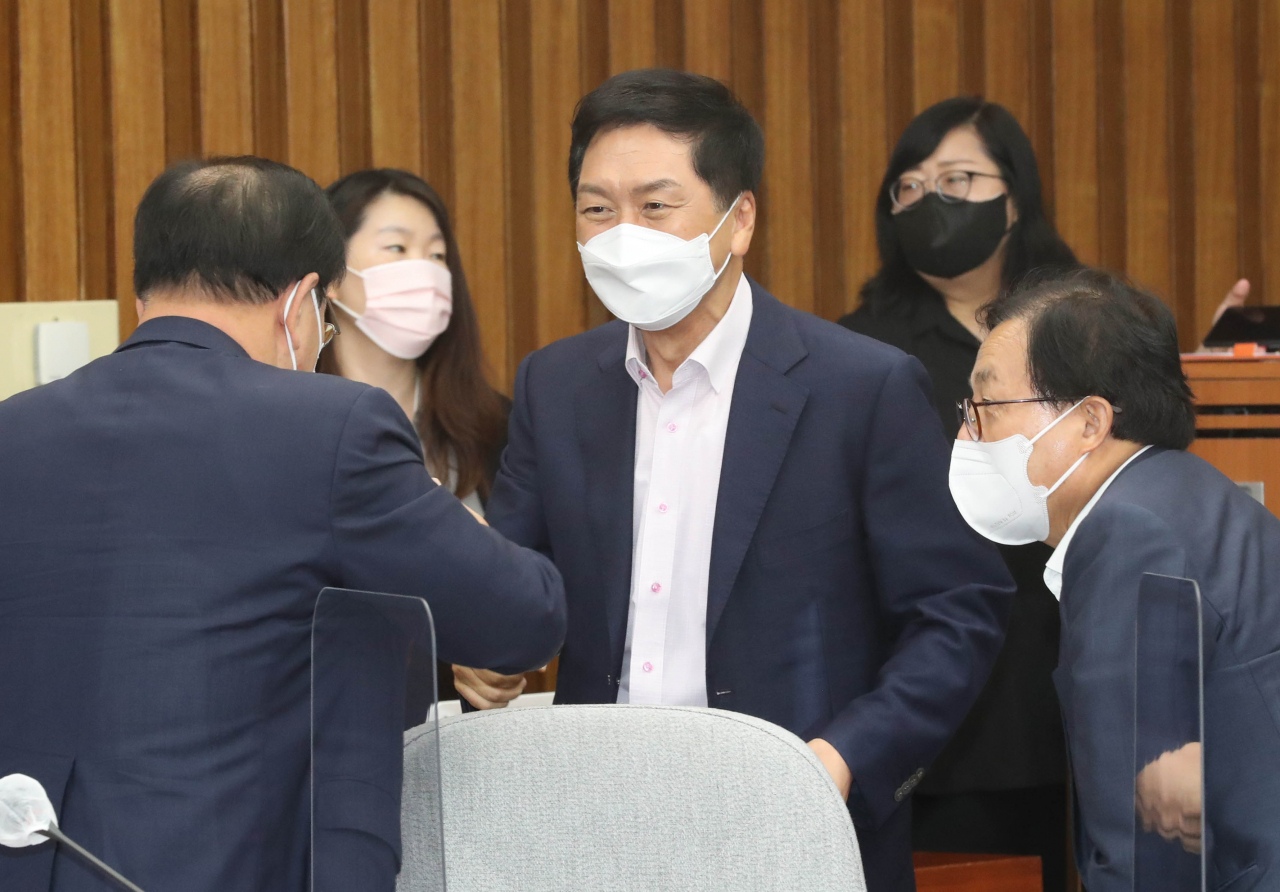 국민의힘 김기현 원내대표가 27일 오전 서울 여의도 국회에서 열린 긴급현안간담회에서 인사하고 있다. [연합]
