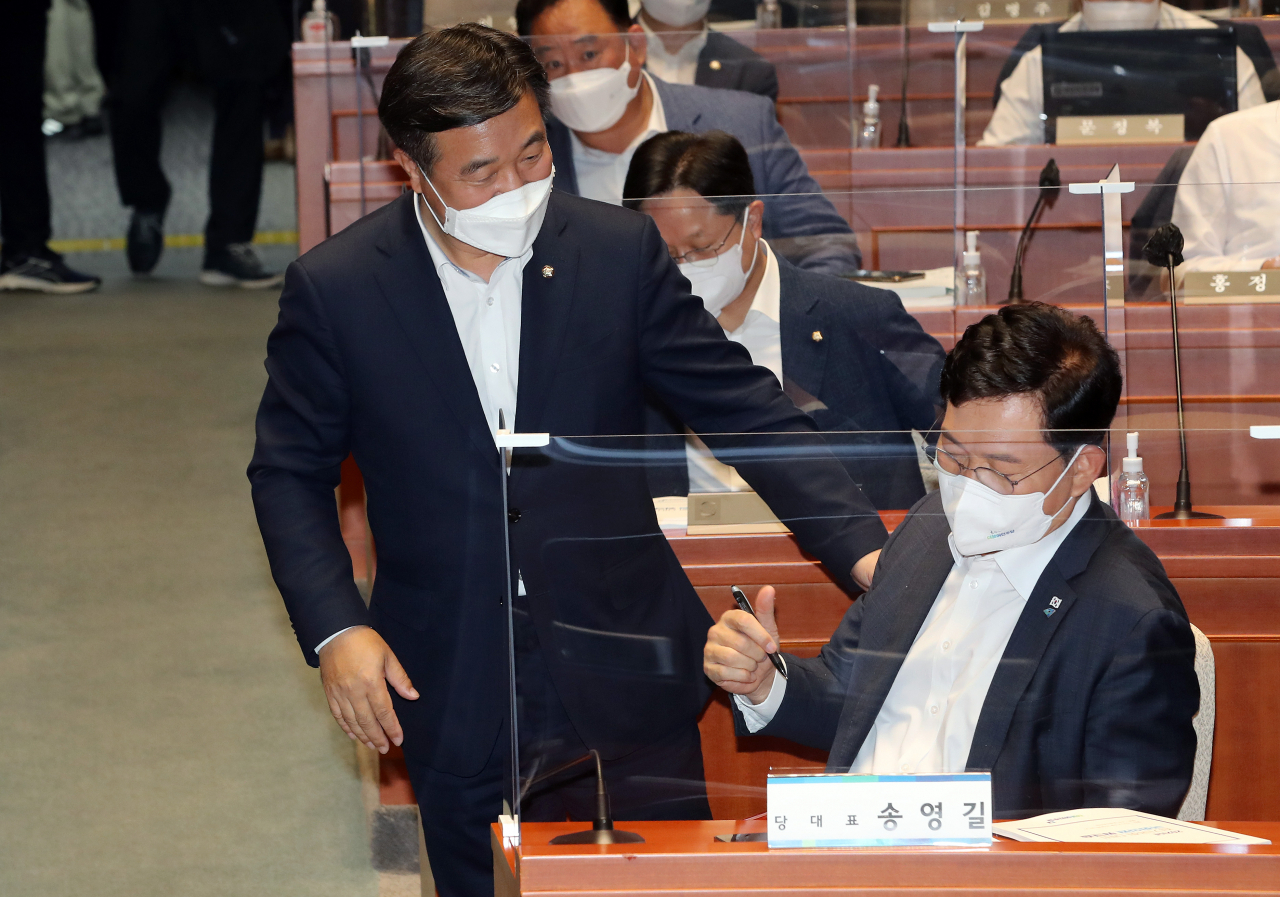 더불어민주당 송영길 대표와 윤호중 원내대표가 지난 26일 국회에서 열린 더불어민주당 2021년 정기국회 대비 국회의원 워크숍에서 대화하고 있다. [연합]
