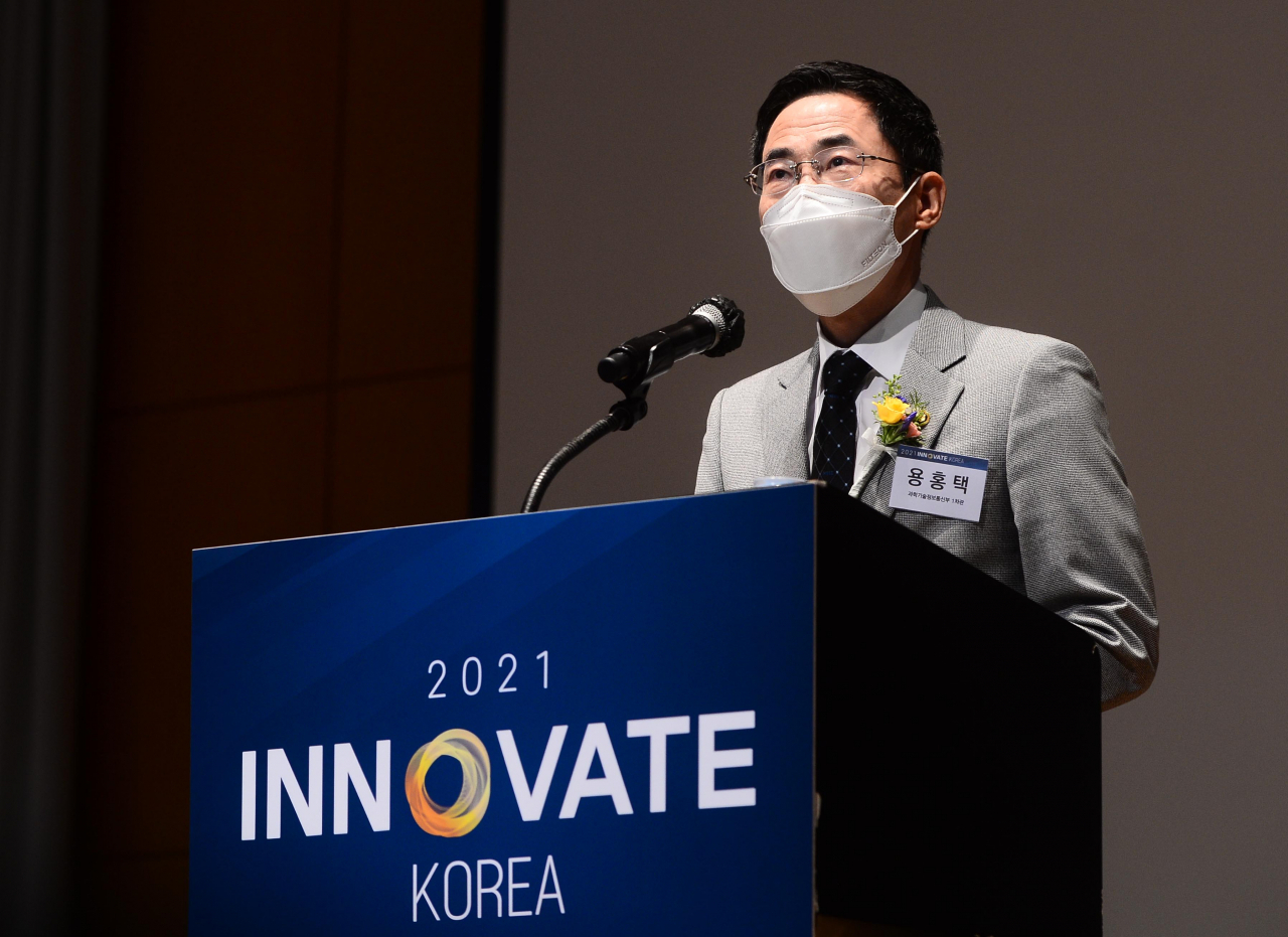 26일 고려대학교 세종캠퍼스에서 개최된 헤럴드경제 IT과학기술포럼 ‘이노베이트 코리아 2021’에서 용홍택 과학기술정보통신부 제1차관이 축사를 하고 있다. 용 차관은 “진정한 과학기술 강국이 되기 위해서는 첨단 기술에 대한 투자와 더불어 과학기술 DNA가 정치, 경제, 사회, 문화 등 우리 사회 구석구석에 스며들 수 있어야 한다”며 “이를 위해 과학기술 중심 사회로의 대전환이 무엇보다 필요한 시점으로 이번 헤럴드경제 포럼은 매우 시의적절하다”고 평가했다.