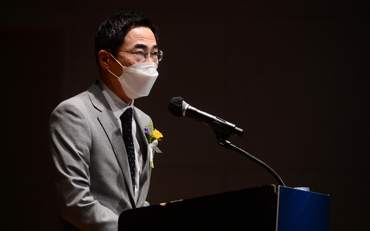 26일 고려대학교 세종캠퍼스에서 개최된 헤럴드경제 IT과학기술포럼 ‘이노베이트 코리아 2021’에서 용홍택 과학기술정보통신부 제1차관이 축사를 하고 있다. 용 차관은 “진정한 과학기술 강국이 되기 위해서는 첨단 기술에 대한 투자와 더불어 과학기술 DNA가 정치, 경제, 사회, 문화 등 우리 사회 구석구석에 스며들 수 있어야 한다”며 “이를 위해 과학기술 중심 사회로의 대전환이 무엇보다 필요한 시점으로 이번 헤럴드경제 포럼은 매우 시의적절하다”고 평가했다.
