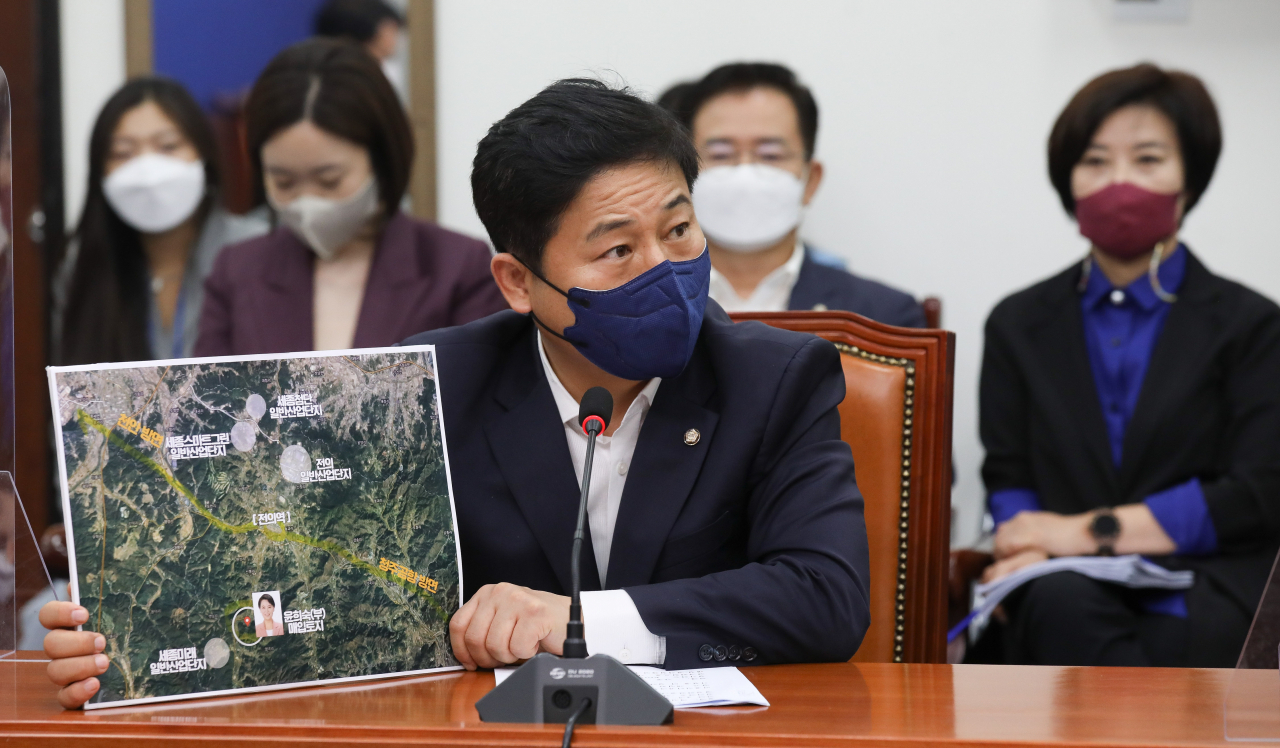 더불어민주당 김영배 최고위원이 27일 오전 서울 여의도 국회에서 열린 최고위원회의에서 국민의힘 윤희숙 의원 부친이 매입한 농지와 관련 발언하고 있다. 연합뉴스