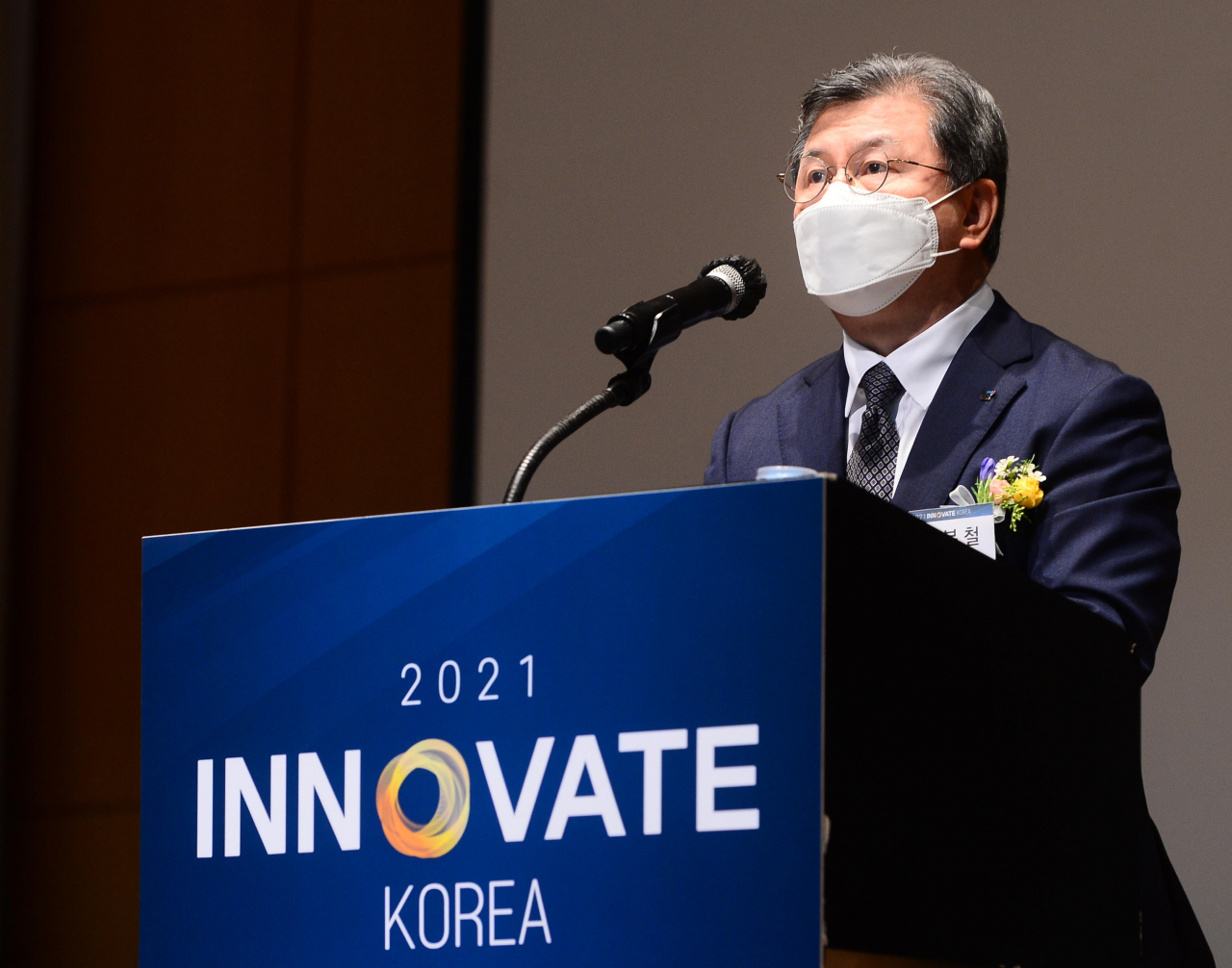 26일 고려대학교 세종캠퍼스에서 개최된 헤럴드경제 IT과학기술포럼 ‘이노베이트 코리아 2021’에서 김복철 국가과학기술연구회 이사장이 축사를 하고 있다. 김 이사장은 “판을 뒤집는 대전환에 있어 ‘최선의 수비는 공격’으로 변화에 끌려가는 것이 아니라 우리가 변화를 주도해나가야 한다”며 “대전환의 게임체인저가 되기 위해서는 끊임없는 도전을 통해 이끌어 낼 수 있을 것으로 본다”고 말했다.[이상섭 기자]