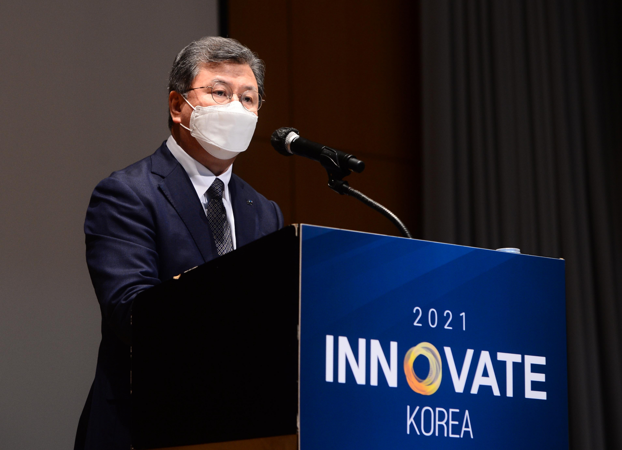 26일 고려대학교 세종캠퍼스에서 개최된 헤럴드경제 IT과학기술포럼 ‘이노베이트 코리아 2021’에서 김복철 국가과학기술연구회 이사장이 축사를 하고 있다. 김 이사장은 “판을 뒤집는 대전환에 있어 ‘최선의 수비는 공격’으로 변화에 끌려가는 것이 아니라 우리가 변화를 주도해나가야 한다”며 “대전환의 게임체인저가 되기 위해서는 끊임없는 도전을 통해 이끌어 낼 수 있을 것으로 본다”고 말했다.