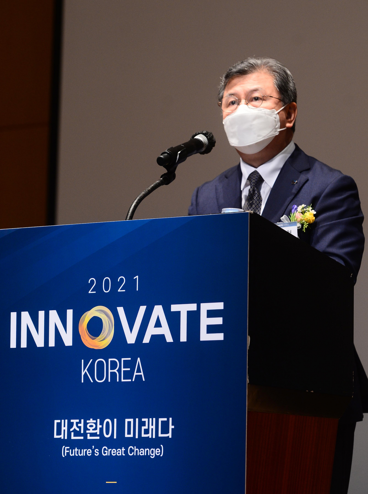 26일 고려대학교 세종캠퍼스에서 개최된 헤럴드경제 IT과학기술포럼 ‘이노베이트 코리아 2021’에서 김복철 국가과학기술연구회 이사장이 축사를 하고 있다. 김 이사장은 “판을 뒤집는 대전환에 있어 ‘최선의 수비는 공격’으로 변화에 끌려가는 것이 아니라 우리가 변화를 주도해나가야 한다”며 “대전환의 게임체인저가 되기 위해서는 끊임없는 도전을 통해 이끌어 낼 수 있을 것으로 본다”고 말했다.