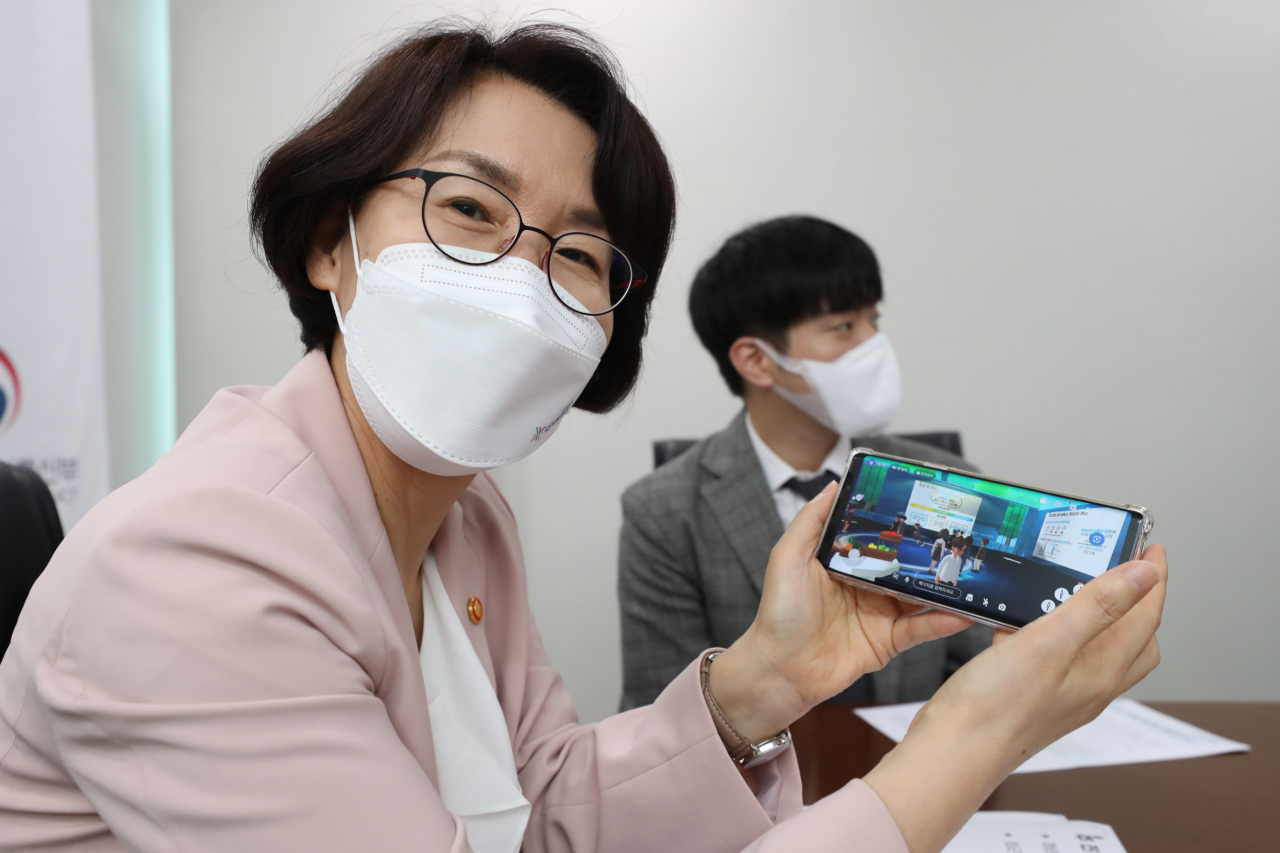 임혜숙 과기정통부 장관이 네이버 메타버스 플랫폼 ‘제페토’ 속 자신의 모습을 보여주며 포즈를 취하고 있다. [과기정통부 제공]