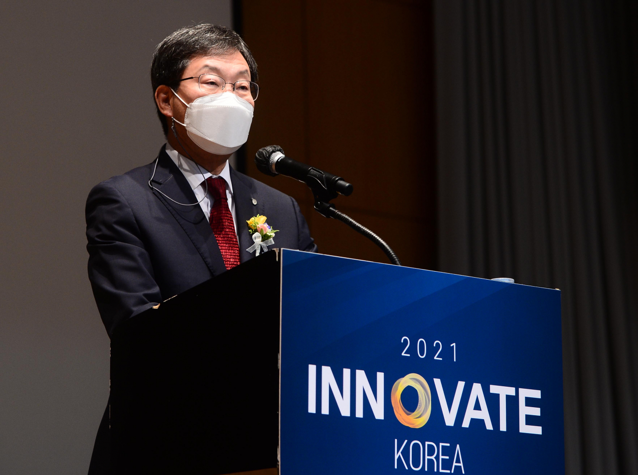 26일 고려대학교 세종캠퍼스에서 개최된 헤럴드경제 IT과학기술포럼 ‘이노베이트 코리아 2021’에서 정진택 고려대학교 총장이 축사를 하고 있다. 정 총장은 “우리는 디지털 전환의 시대, 코로나19가 이끈 뉴노멀 시대로 대변되는 그야말로 불확실성과 대전환의 시대를 살고 있다”며 “이 전대미문의 시대를 살아가는 데 필요한 것은 바로 산·학·연·관의 유기적 협력”이라고 강조했다.