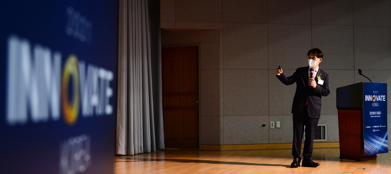 26일 고려대학교 세종캠퍼스에서 개최된 헤럴드경제 IT과학기술포럼 ‘이노베이트 코리아 2021’에서 이광형 한국과학기술원(KAIST) 총장이 ‘대전환의 시대 감염병, 인구절벽, 인공지능, 국제정치’ 주제로 기조연설을 하고 있다.