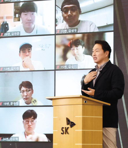 최태원 SK그룹 회장이 지난 26일 경기도 이천 SKMS연구소에서 열린 ‘이천포럼 2021’에서 마무리 발언을 하고 있다. [SK 제공]
