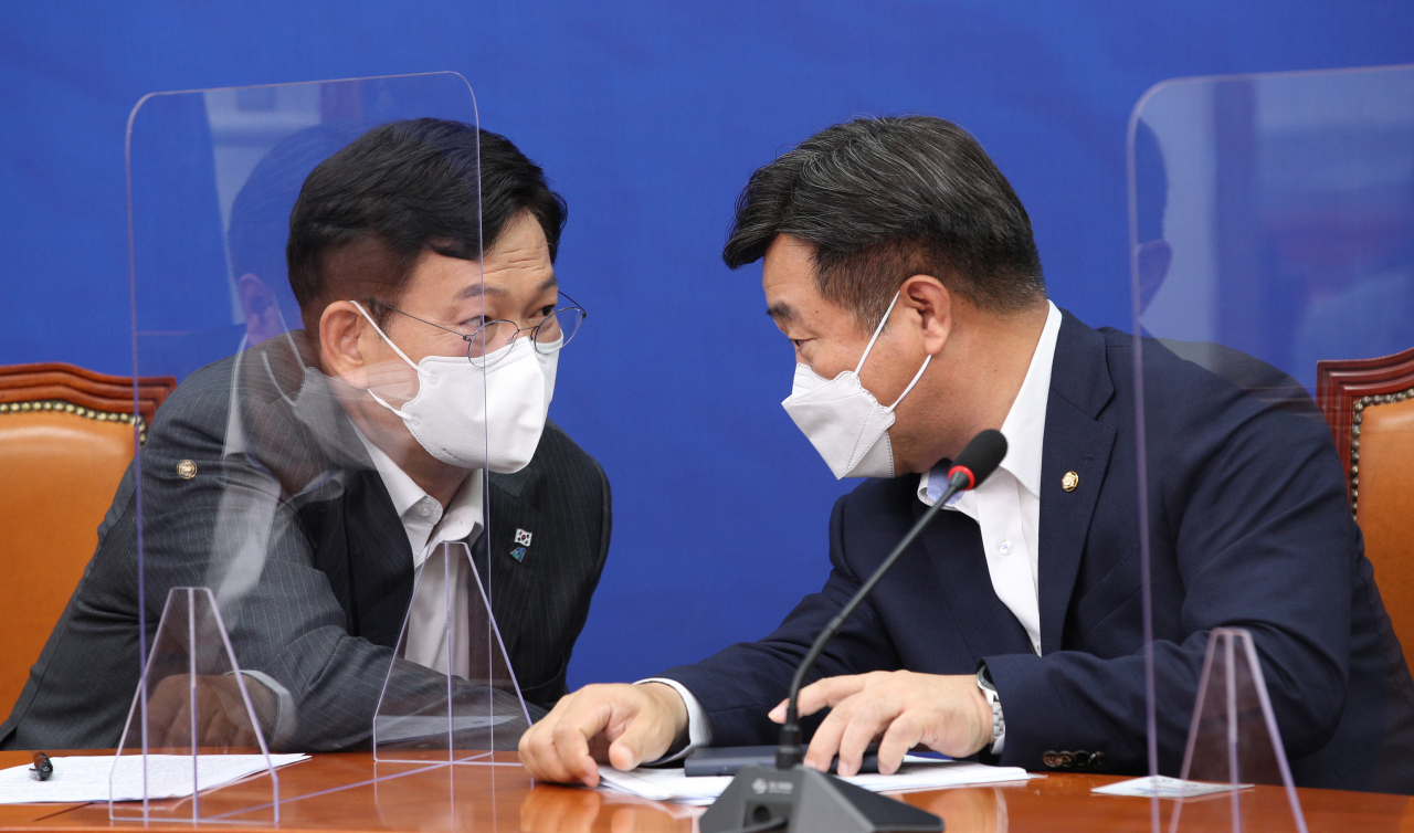송영길 더불어민주당 대표와 윤호중 원내대표(오른쪽)가 27일 오전 서울 여의도 국회에서 열린 최고위원회의에서 대화하고 있다. [연합]