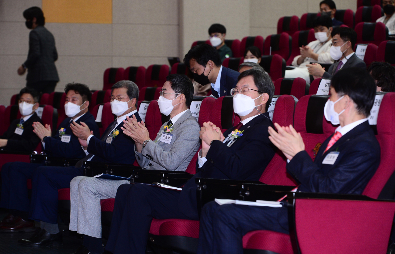 26일 고려대학교 세종캠퍼스에서 개최된 헤럴드경제 IT과학기술포럼 ‘이노베이트 코리아 2021’에서 주요 인사들이 포럼 개막을 축하하며 박수를 치고 있다. 이광형 한국과학기술원(KAIST) 총장(오른쪽부터), 정진택 고려대학교 총장, 용홍택 과학기술정보통신부 제1차관, 김복철 국가과학기술연구회 이사장, 전창협 헤럴드 대표이사, 박현민 한국표준과학연구원장 [이상섭 기자]