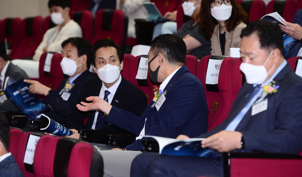 26일 고려대학교 세종캠퍼스에서 개최된 헤럴드경제 IT과학기술포럼 ‘이노베이트 코리아 2021’에서 김재수(왼쪽 2번째) 한국과학기술정보연구원장과 박상진(오른쪽 2번째) 한국기계연구원장이 강연 내용 관련 이야기를 주고받고 있다.