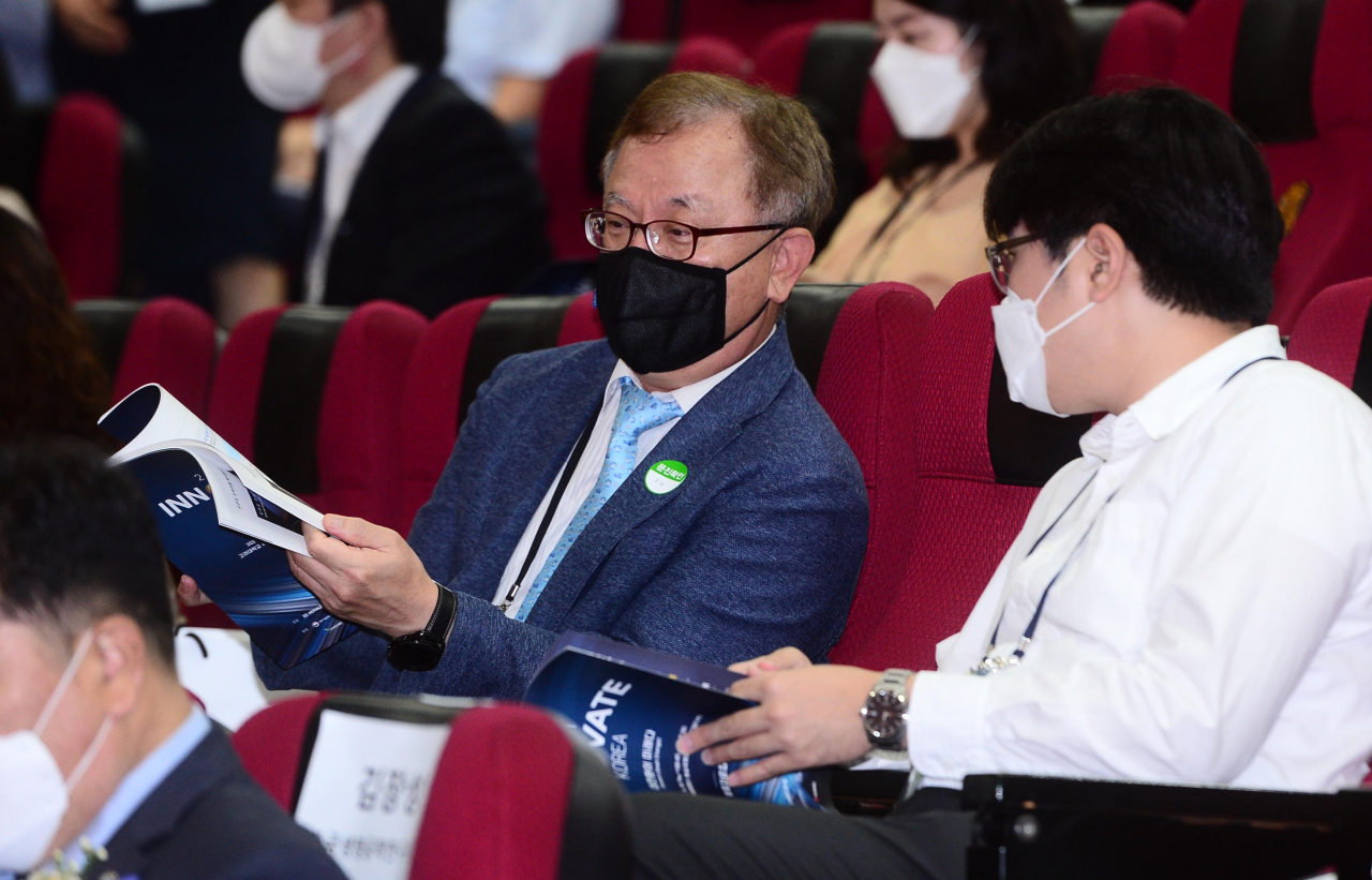 26일 고려대학교 세종캠퍼스에서 개최된 헤럴드경제 IT과학기술포럼 ‘이노베이트 코리아 2021’에서 참석자들이 자료집을 탐독하며 이야기를 나누고 있다.