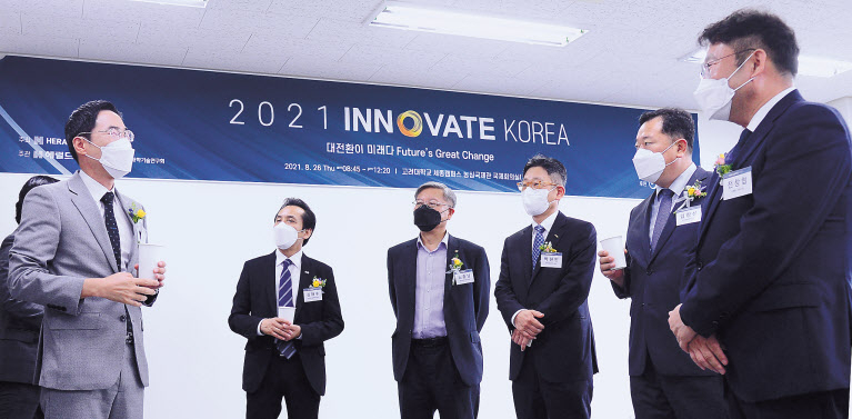 26일 고려대학교 세종캠퍼스에서 개최된 헤럴드경제 IT과학기술포럼 ‘이노베이트 코리아 2021’에서 용홍택(왼쪽 첫 번째) 과학기술정보통신부 제1차관 등 주요 인사들이 환담을 나누고 있다.