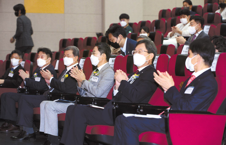 26일 고려대학교 세종캠퍼스에서 개최된 헤럴드경제 IT과학기술포럼 ‘이노베이트 코리아 2021’에서 주요 인사들이 포럼 개막을 축하하며 박수를 치고 있다. 이광형 한국과학기술원(KAIST) 총장(오른쪽부터), 정진택 고려대학교 총장, 용홍택 과학기술정보통신부 제1차관, 김복철 국가과학기술연구회 이사장, 전창협 헤럴드 대표이사, 박현민 한국표준과학연구원장. 이상섭 기자