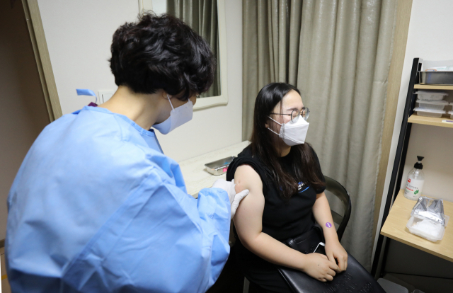 본격적인 청장년층(18&sim;49세) 백신 접종이 시작된 지난 26일 서울 관악구 사랑의병원에서 한 시민이 화이자 백신을 접종하고 있다. [연합]