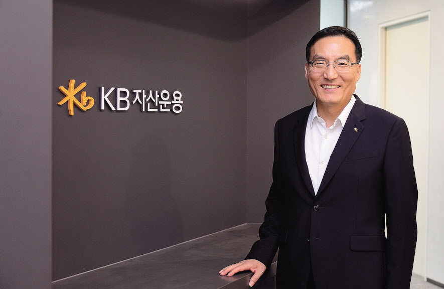 모두가 간접투자의 위기를 논할 때 이현승 KB자산운용 대표는 ‘최고’와 ‘차별화’ 역량을 갖춘다면 고객은 찾아올 것이라 강조했다. 그는 여전히 취약한 노후 대비의 현실에 안타까움을 내비치며, 보수 부담을 덜어 연금 투자 시장의 대중화를 이끌겠다고 약속했다. 지난 23일 오후 서울 여의도 KB자산운용 본사에서 이현승 대표가 본지와 인터뷰를 하고 있다. 이상섭 기자
