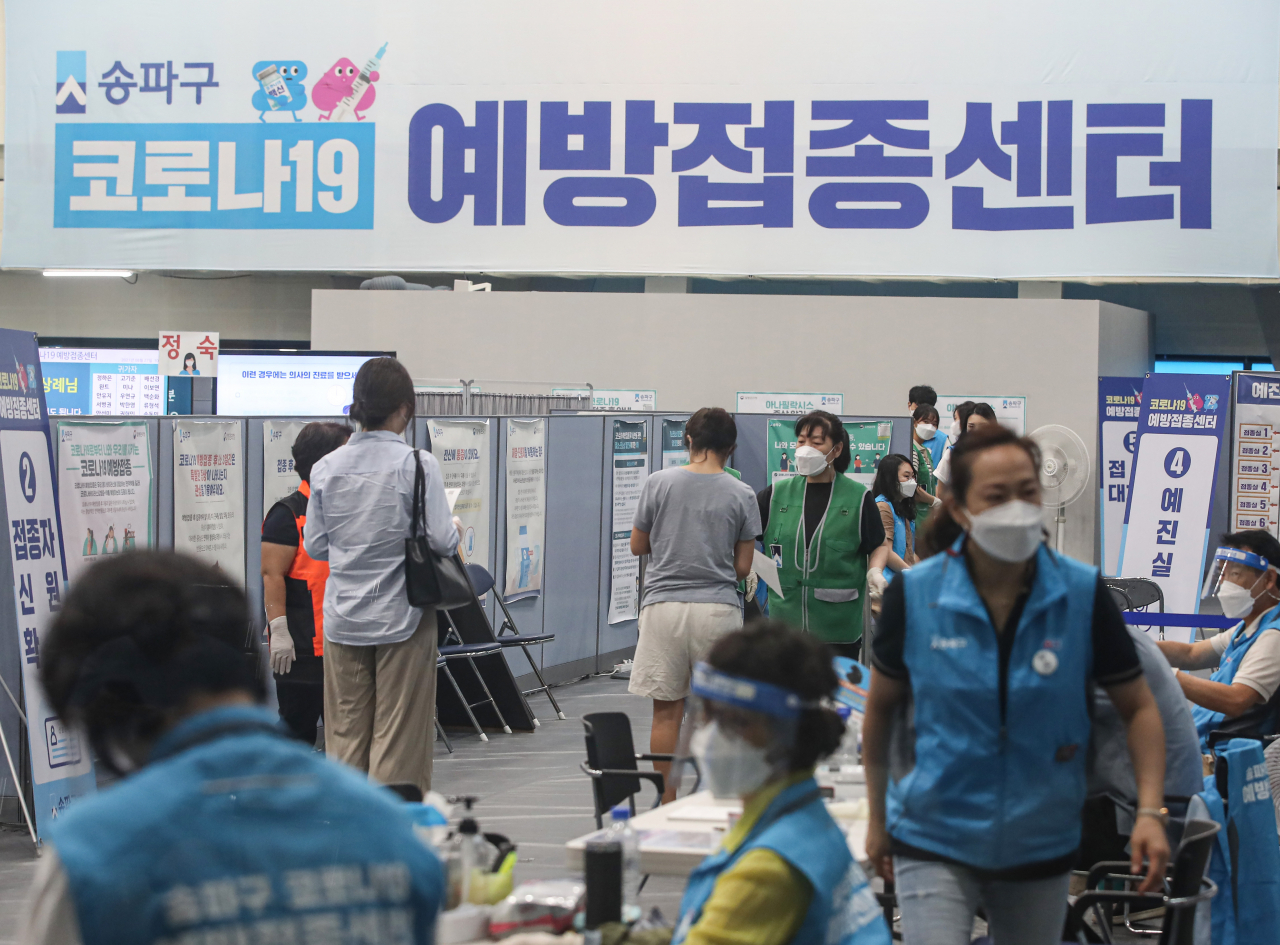 18~49세 국민에 대한 코로나19 백신 접종 시작 이틀째인 27일 오전 서울 송파구 송파체육문화회관에 설치된 백신 접종센터 관계자들이 분주하게 업무를 하고 있다. 27일 코로나19 예방접종 대응추진단 발표에 따르면 26일 신규 접종자는 64만6천550명을 기록, 인구 대비 54.0%인 2772만7639명이 1차 접종을 한 것으로 조사됐다. [연합]