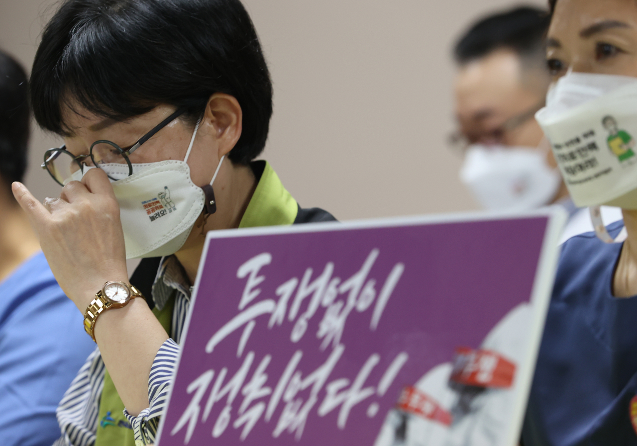 나순자 보건의료노조 위원장(왼쪽)이 27일 오전 서울 영등포구 보건의료노조에서 열린 산별 총파업 찬반투표 결과 발표 기자회견에서 발언하던 중 잠시 마음을 추스리고 있다. 보건의료노조는 다음달 2일부터 필수인력을 남기고 총파업에 돌입한다고 밝혔다. [연합]