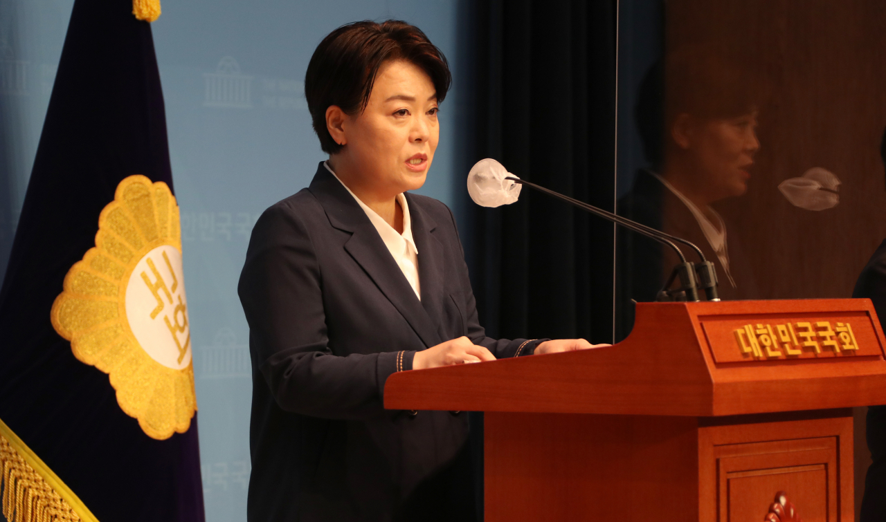 국민권익위원회 조사에서 부동산 관련 불법 의혹이 제기된 국민의힘 윤희숙 전 의원이 지난 8월 25일 서울 여의도 국회 소통관에서 기자회견을 하고 있다. [국회사진기자단]
