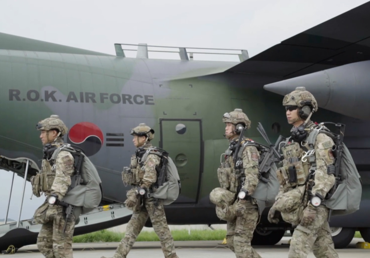 한국 정부 활동을 도운 아프가니스탄인을 국내 이송한 ‘미라클 작전’ 성공에는 공군 최정예 특수부대 공정통제사(CCT)의 활약이 있었다. 자료사진. [공군 제공]