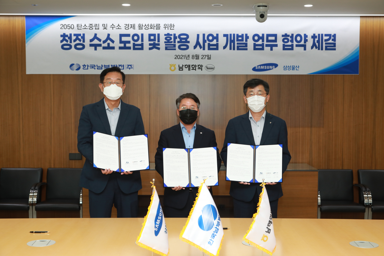 고정석 삼성물산 상사부문 사장(왼쪽부터), 이승우 한국남부발전 사장, 하형수 남해화학 사장이 27일 서울 삼성물산 잠실사옥에서 청정수소 도입 및 활용을 위한 업무협약(MOU)을 체결하고 기념사진을 촬영하고 있다.[삼성물산 제공]
