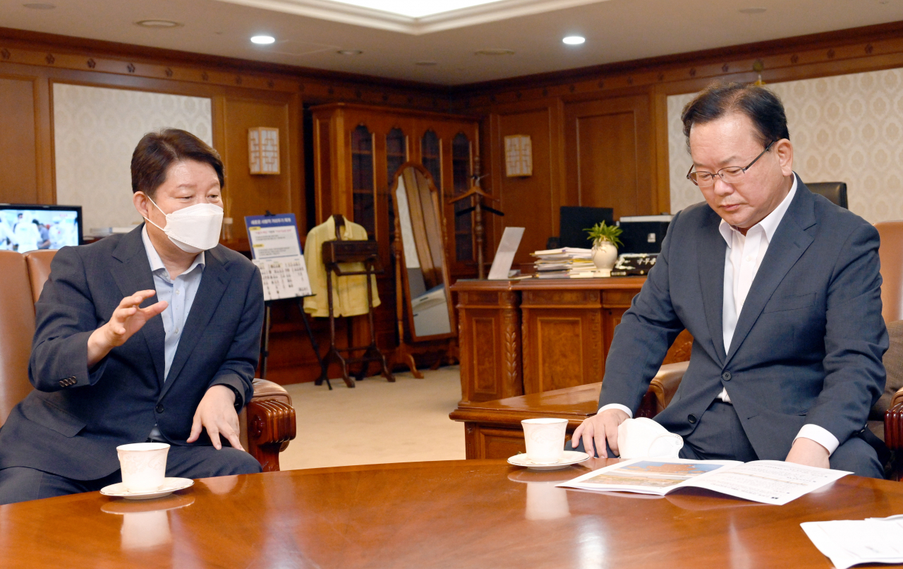 권영진 대구시장(왼쪽)이 26일 오후 정부서울청사에서 김부겸 국무총리를 만나 지역 현안에 대해 논의하고 있다.[대구시 제공]