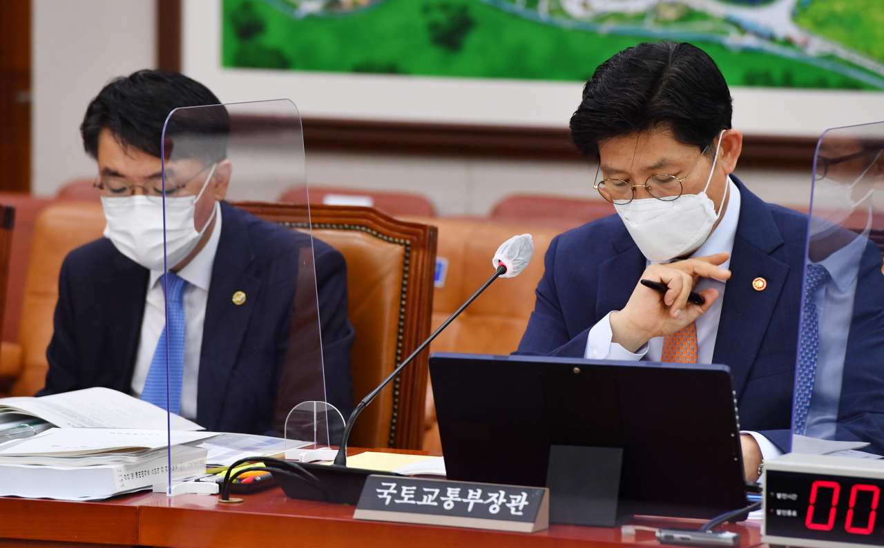 노형욱 국토교통부 장관이 27일 오전 국회에서 열린 국토교통위원회 전체회의에서 회의자료를 살펴보고 있다. [연합]