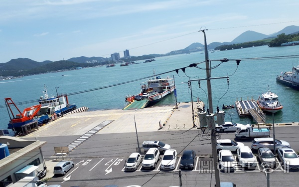 여수 국동 선착장과 주차장 전경. /박대성 기자.
