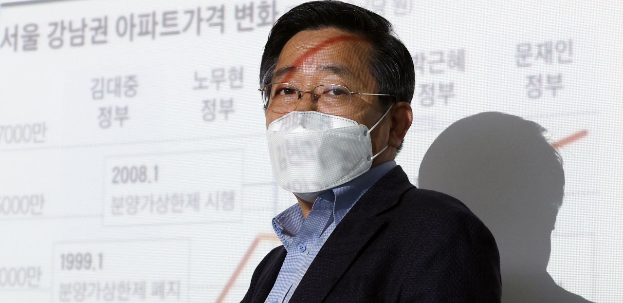 서울도시주택공사(SH공사)사장에 지원했다 면접 탈락한 김헌동 경제정의실천시민연합 부동산건설개혁본부장. 사진은 지난 3월 최근 10년간 SH공사 택지 판매이익 분석 결과를 발표하고 있는 김 본부장.[연합]