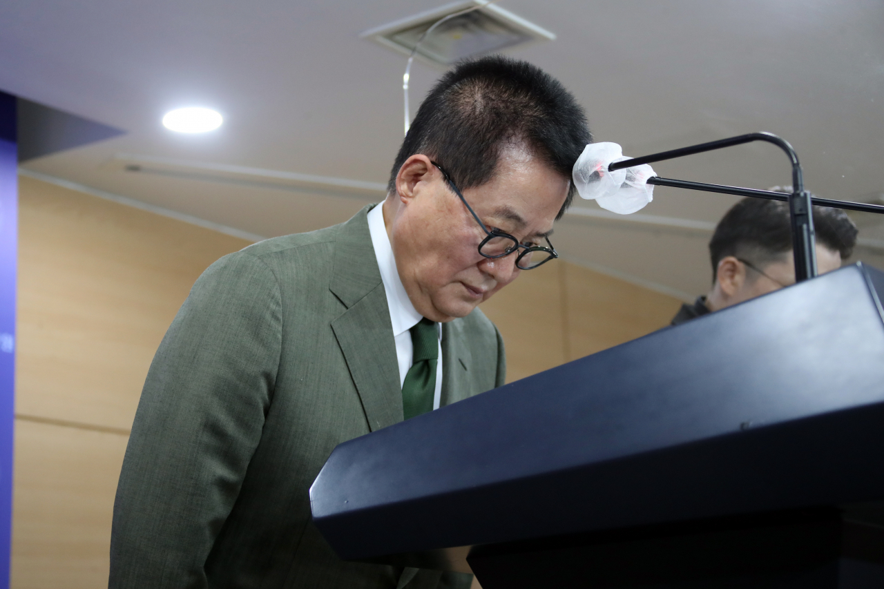 박지원 국정원장은 27일 오후 정부서울청사에서 국민사찰 종식 선언 및 대국민 사과문을 발표했다. [연합]