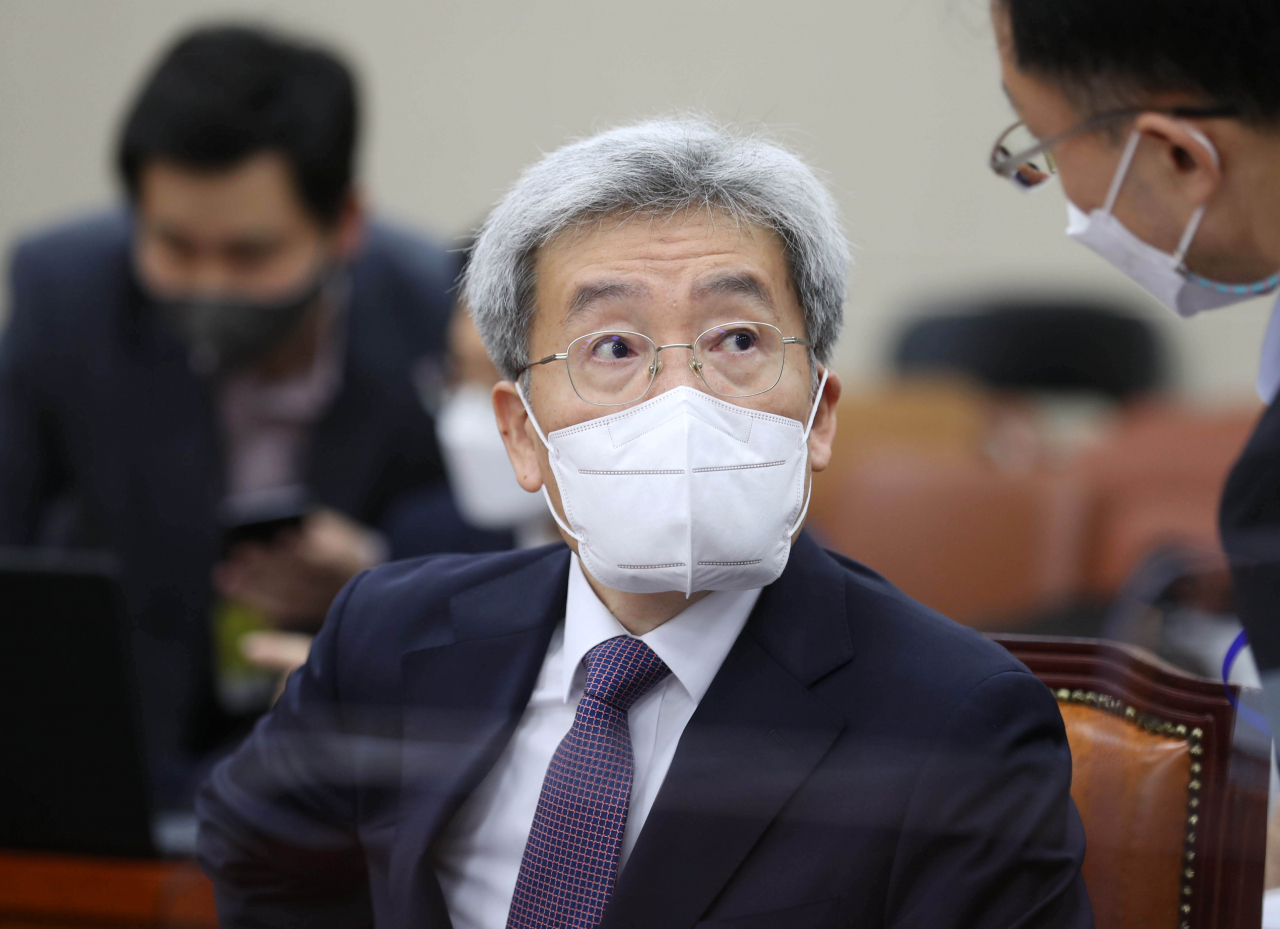 [헤럴드경제=이상섭 기자] 고승범 금융위원장 후보자가 27일 오전 서울 여의도 국회 정무위원회 전체회의에서 열린 인사청문회에 출석해 관계자와 대화를 하고 있다.