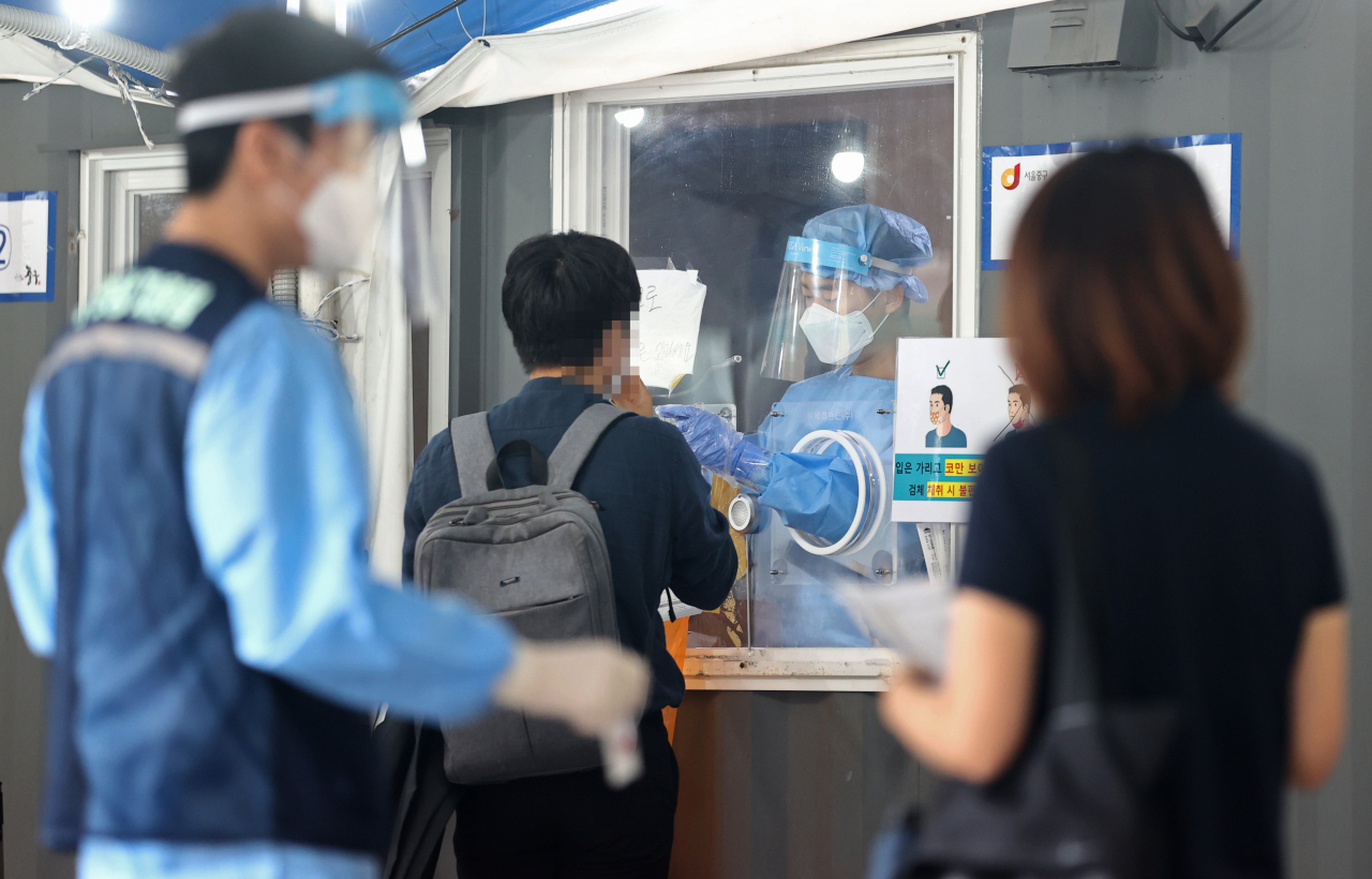 코로나19 신규 확진자가 1841명을 기록한 27일 오전 서울역 선별검사소를 찾은 시민들이 검사를 받고 있다. [연합]