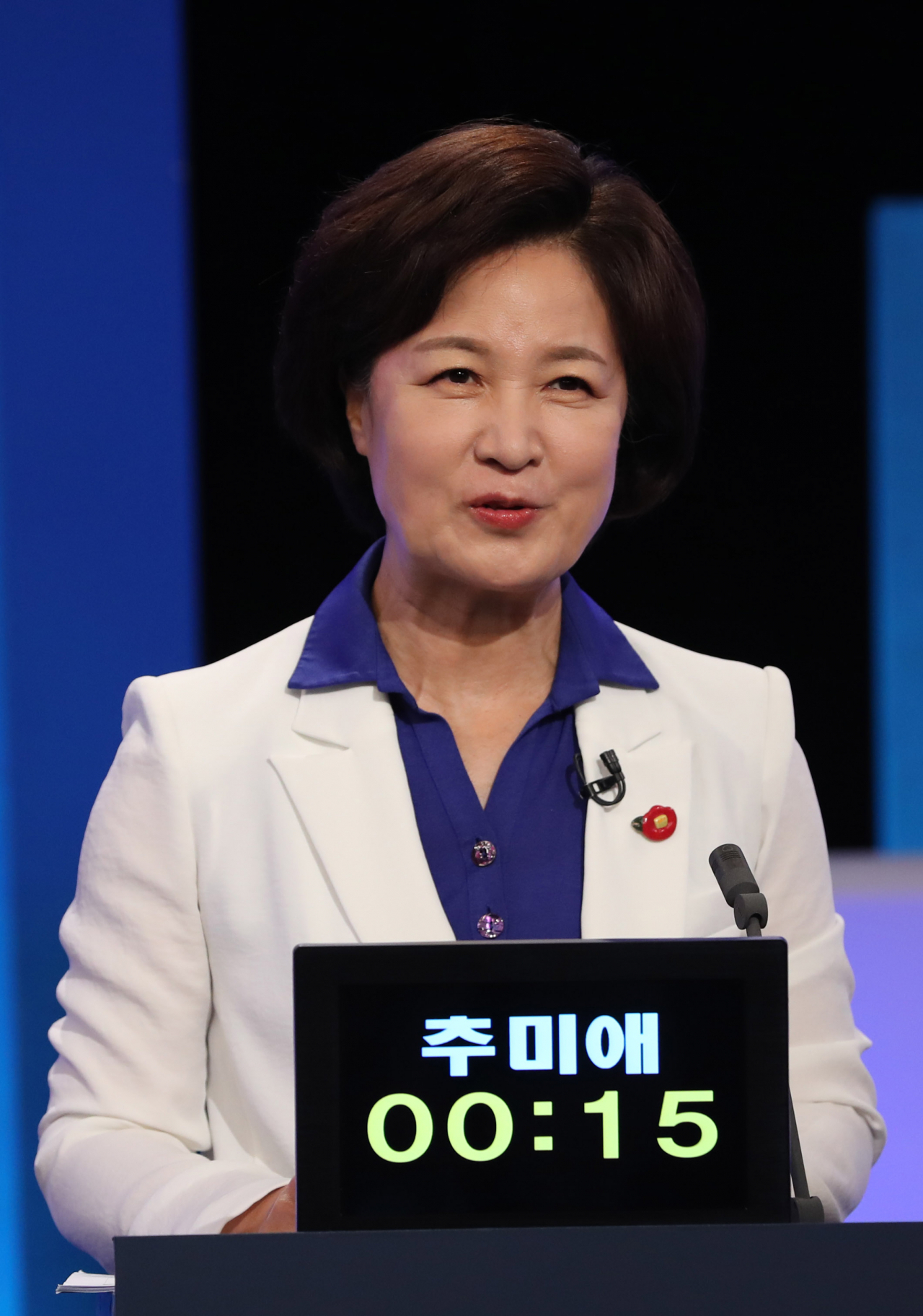 더불어민주당 추미애 대선 예비후보가 11일 오후 서울 여의도 KBS에서 열린 본경선 3차 TV토론에 참석해 토론준비를 하고 있다. [연합]