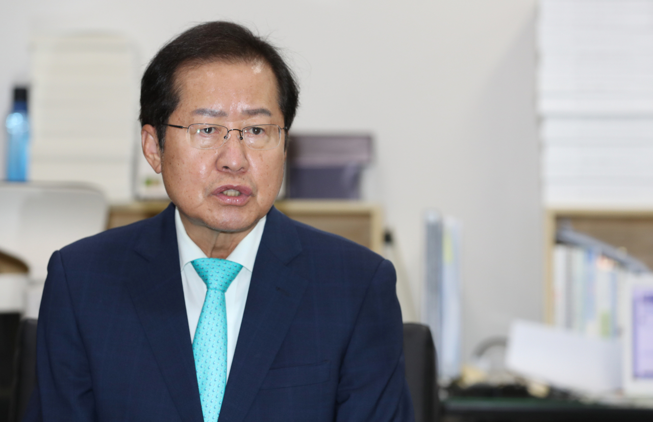 국민의힘 대권주자인 홍준표 의원이 지난달 19일 충북도청 기자실에서 기자들의 질문에 답하고 있다. [연합]