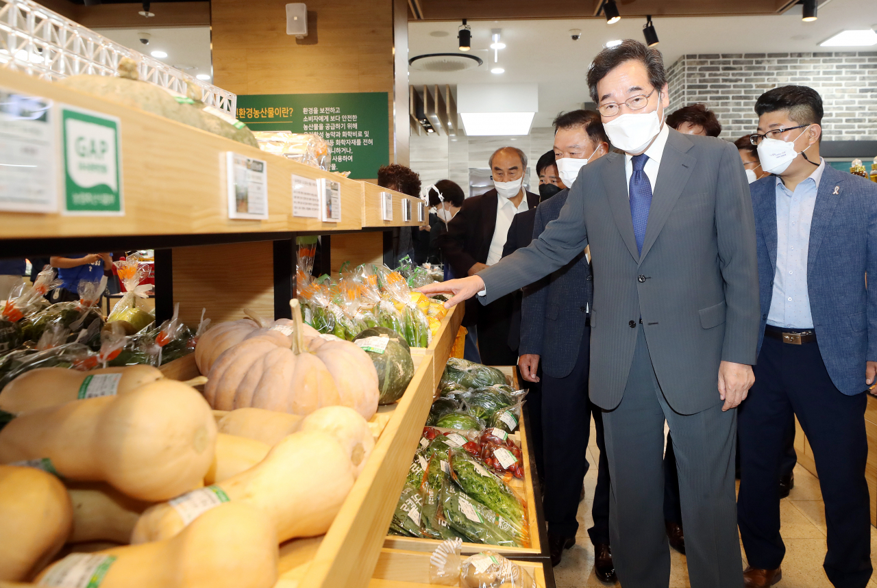 더불어민주당 이낙연 대선 경선 후보가 24일 오후 인천시 서구 검단농협 하나로마트 로컬푸드 매장에서 각종 채소를 살펴보고 있다. [연합]