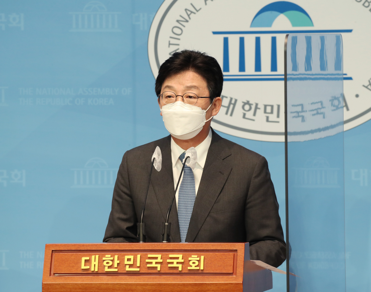 국민의힘 유승민 대선 예비후보가 23일 서울 여의도 국회 소통관에서 당대표를 흔드는 윤석열 캠프 인사들의 잇따른 도발에 대해 윤석열 후보의 직접 사과를 요구하고 있다. 연합뉴스