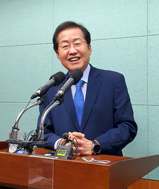 국민의힘 대권주자인 홍준표 의원이 지난 26일 전북도의회에서 기자 간담회 도중 활짝 웃고 있다. [연합]